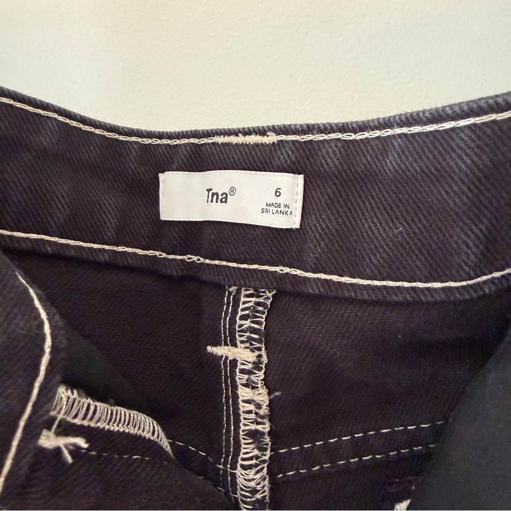 ARITZIA TNA carpenter shorts - Picture 2 of 3